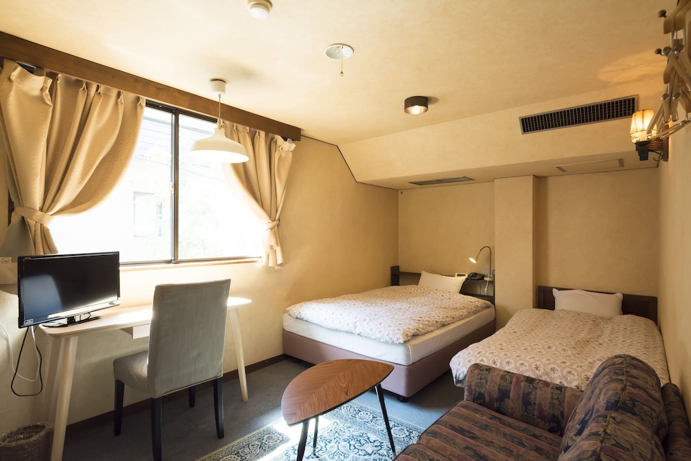 Compact Suite Twin with Private Bathroom photo 1