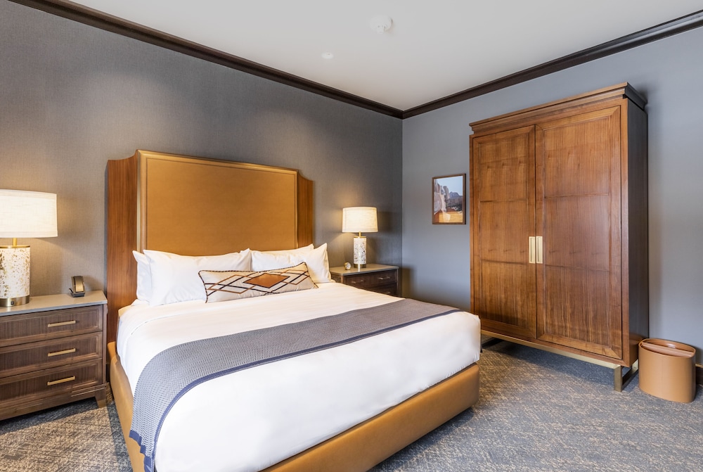 Deluxe Room, 1 King Bed photo 2