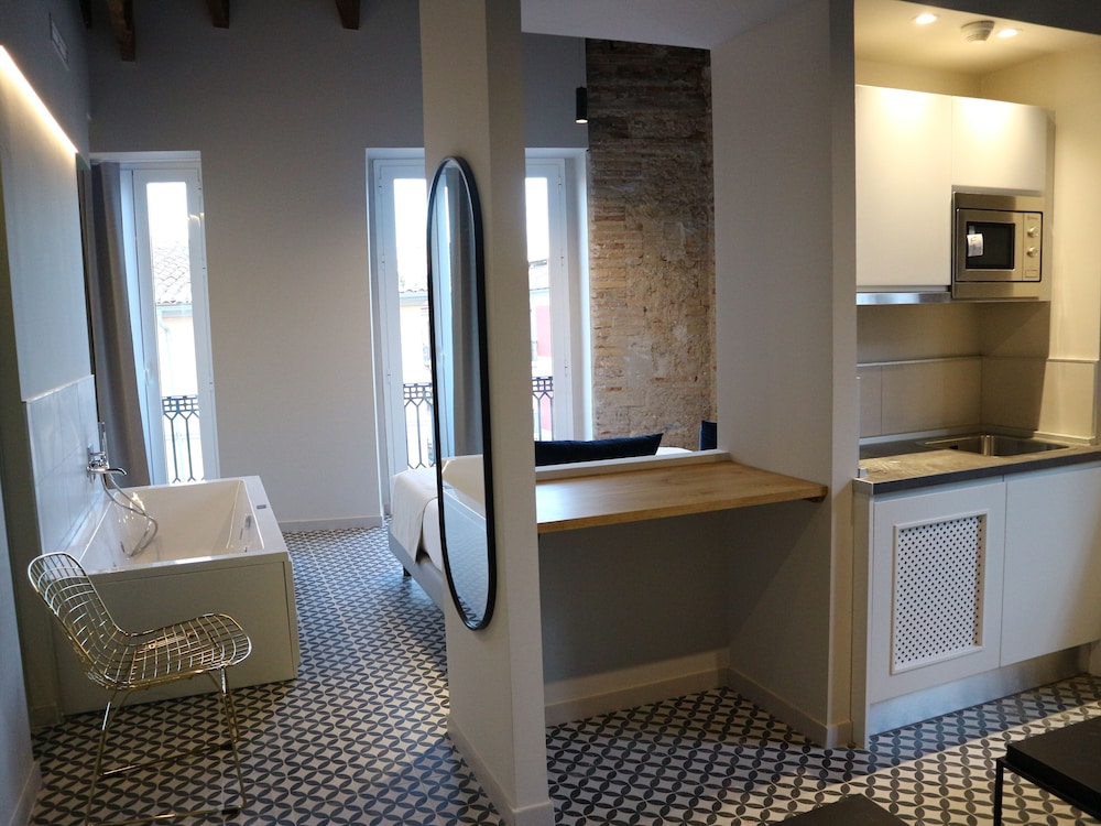 Suite, Hot Tub - Photo 5