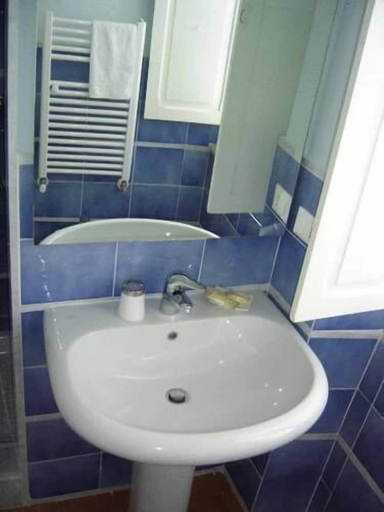 Triple Room - Photo 16