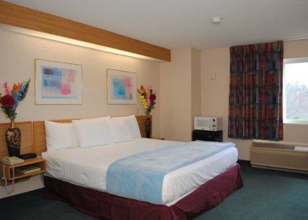 Standard Room, 1 King Bed, Non Smoking - Photo 5