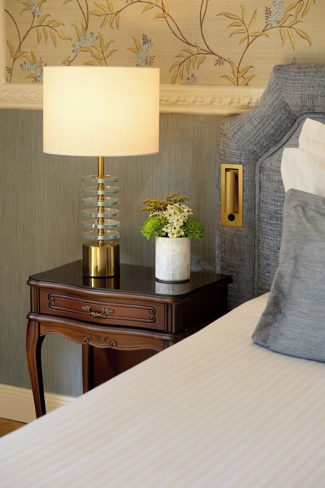 Sea View Deluxe Room with King Bed thumbnail 5