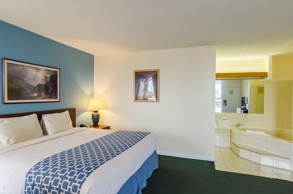 Deluxe Suite, 1 King Bed, Non Smoking, Hot Tub photo 3