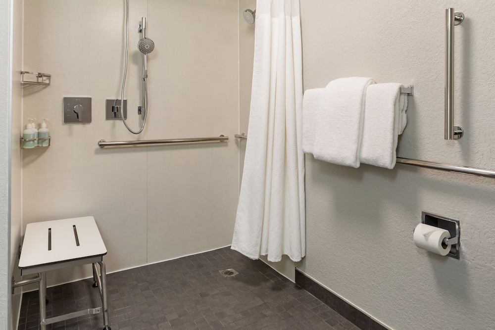 Room, 2 Double Beds (Mobility/Hearing Access, Roll-In Shwr) - Photo 4