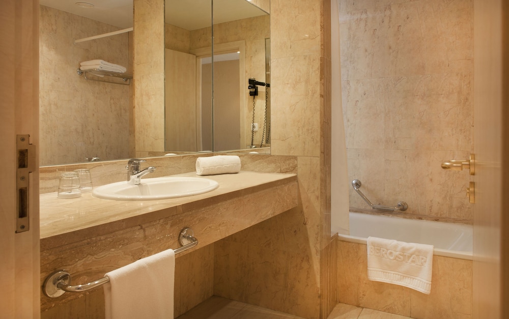 Basic Apartment - Photo 5