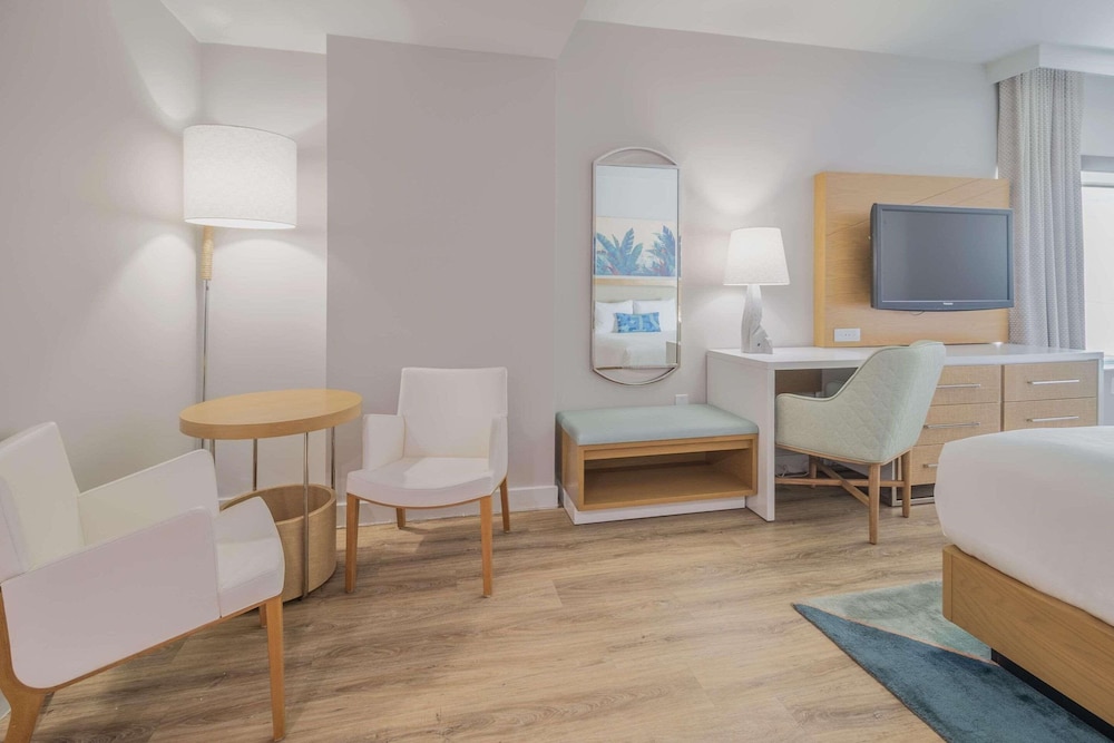 Junior Suite, 2 Queen Beds - Photo 3