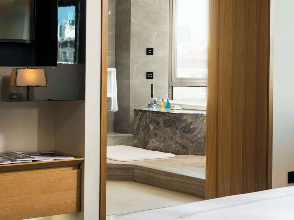 Suite, Jetted Tub with executive lounge access thumbnail 5