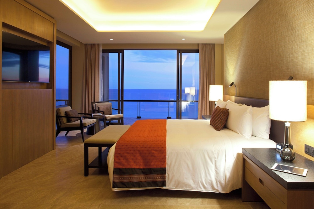 Suite, 1 King Bed With Sofa Bed, Oceanfront