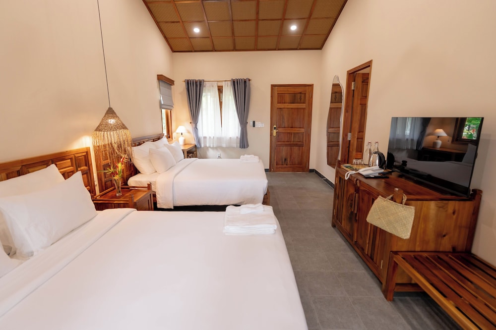 Family Quadruple Room, Pool View