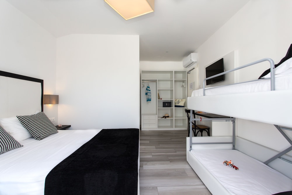 Superior Triple Room photo 2