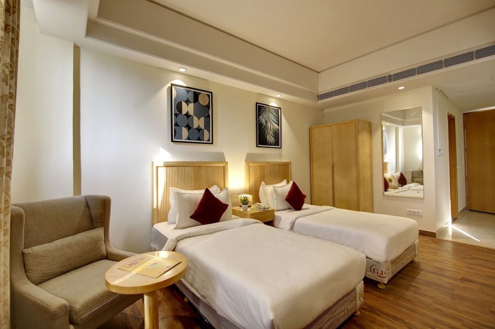 Superior Twin Room with City View - Photo 6