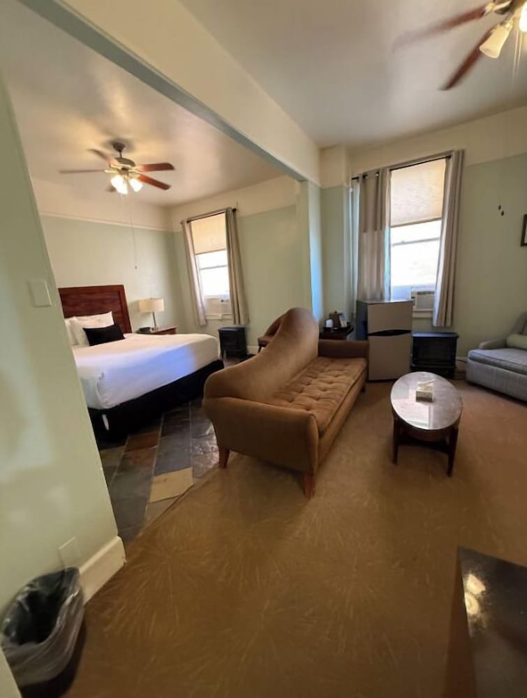 Signature Studio Suite photo 2
