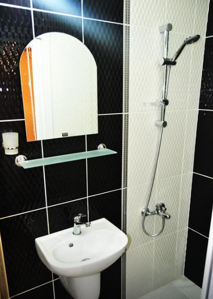 Economy Triple Room photo 2