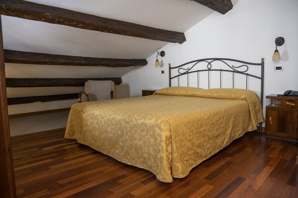 Economy Double Room photo 2