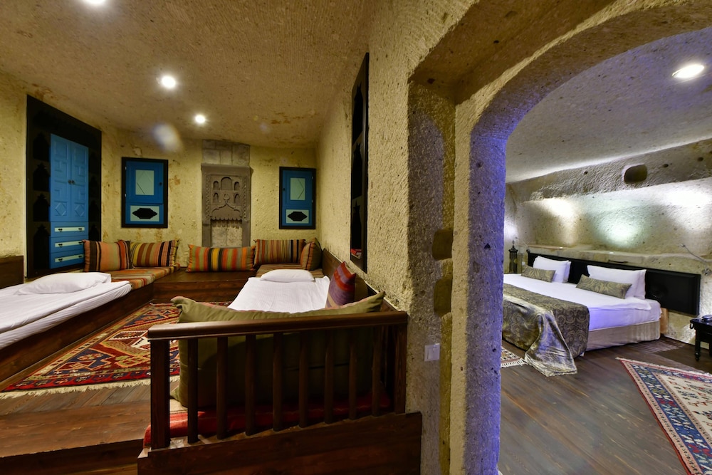 Deluxe Suite (Family) - Photo 3