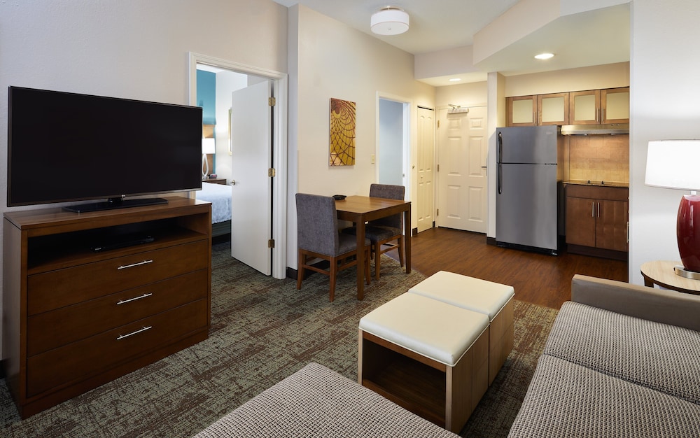 Suite, 1 Bedroom, Accessible (1 King, Mobil Tub) thumbnail 6