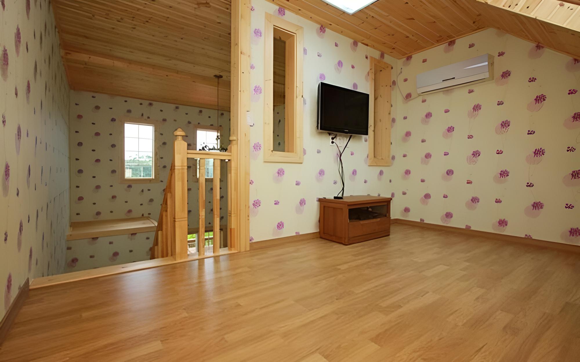 Room (Room 104) - Photo 5