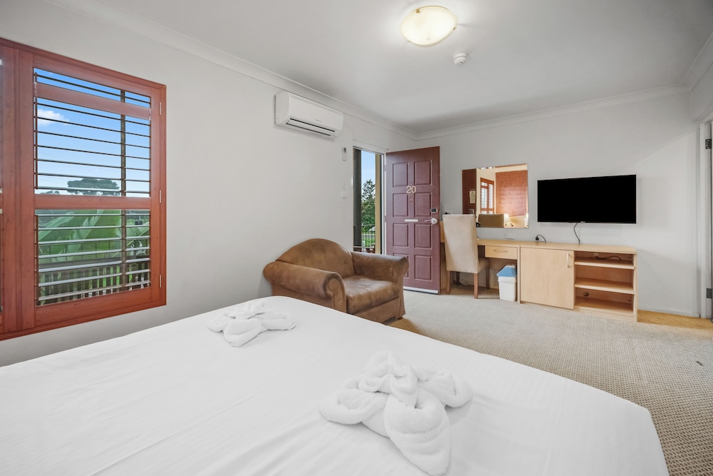 King + 2 X Single Beds photo 1