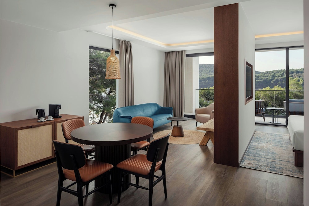 Suite, 1 King Bed, Balcony