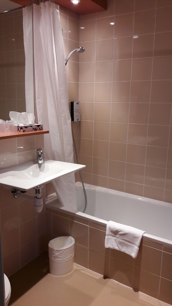 Standard Room, 3 Twin Beds - Photo 7