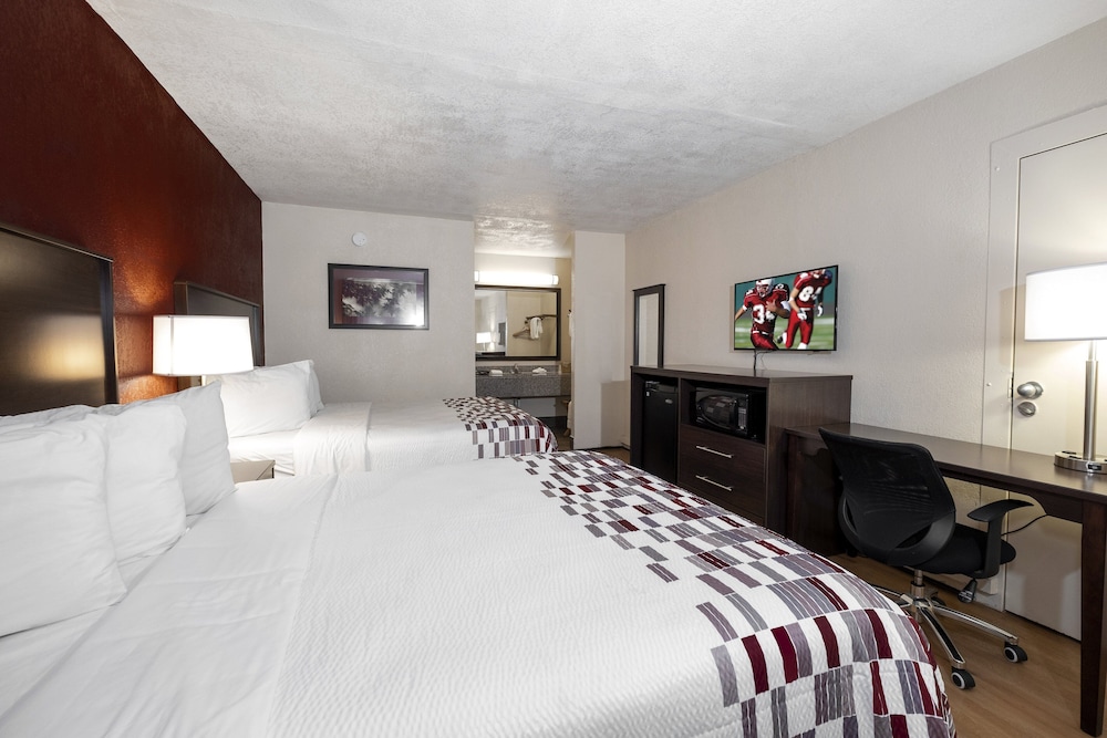 Deluxe Room, 2 Queen Beds, Smoking - Photo 6