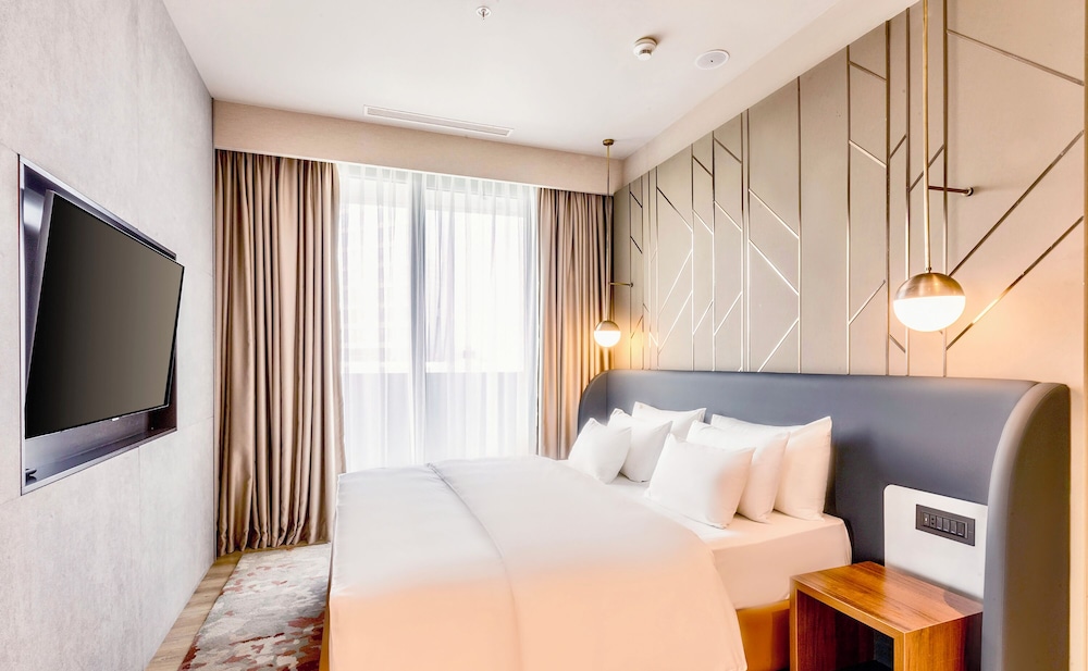 Suite - Photo 1