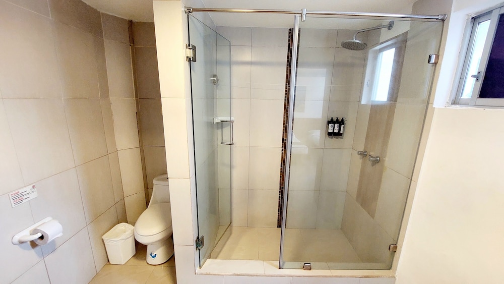 Standard Triple Room, Multiple Beds photo 3