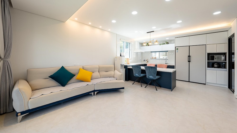 Basic Room, 3 Bedrooms (WhiteN A) photo 3