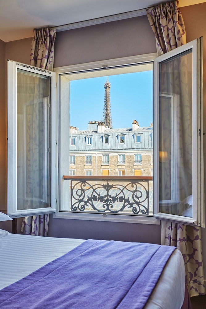 Double Room, nice Eiffel Tower view thumbnail 5