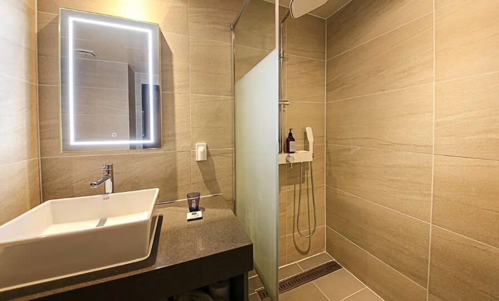 Deluxe Double - OTT services free viewing, Latex motion bed, Bathtub, Safe, Free parking - Photo 3