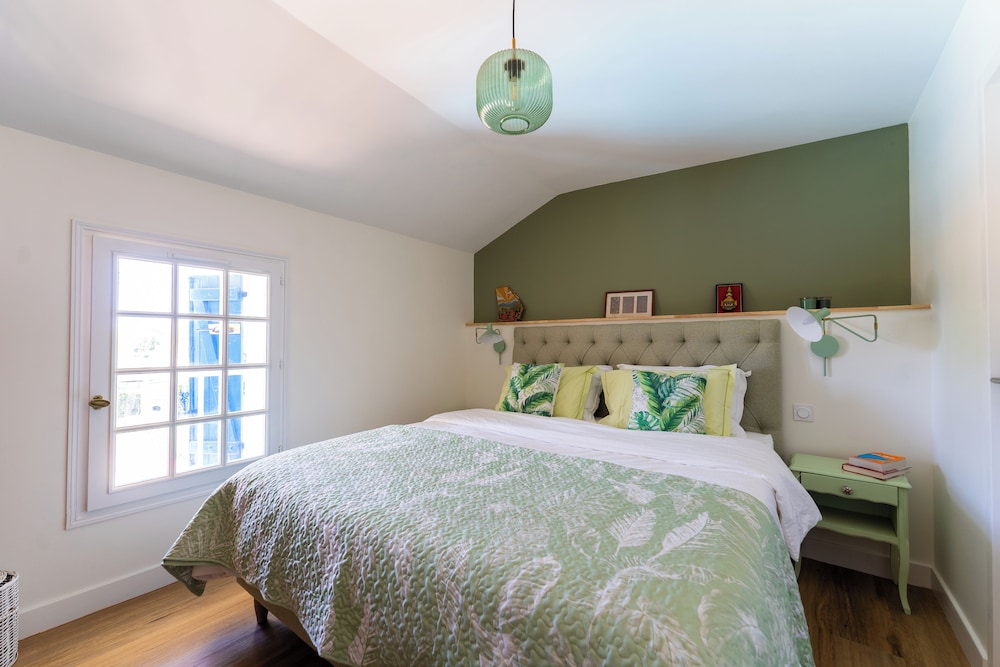 Deluxe Double Room, 1 King Bed, Private Bathroom, Garden View photo 2
