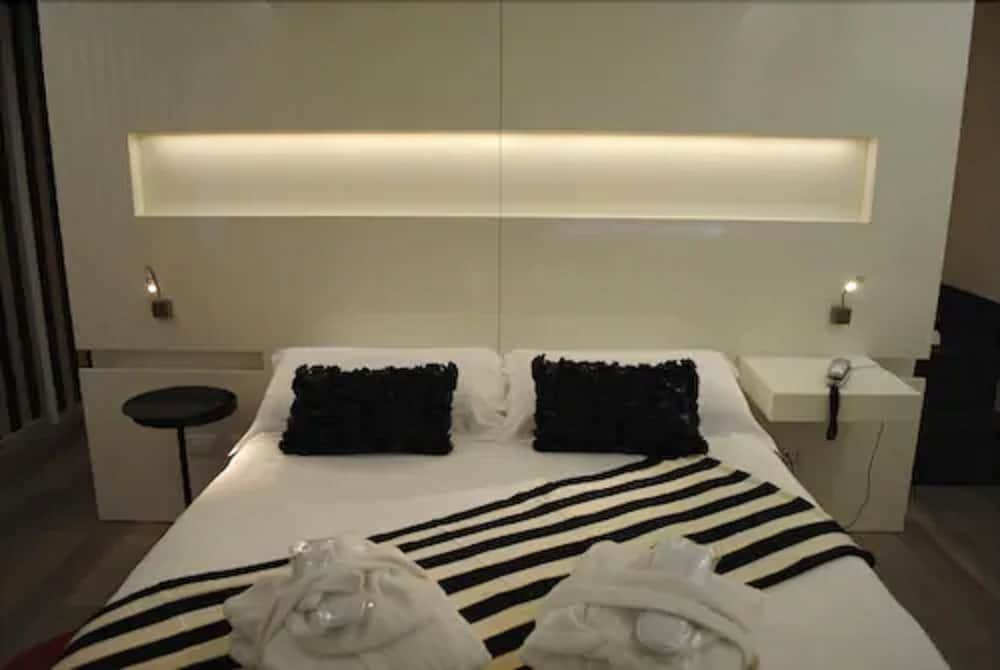 Luxury Suite - Photo 3