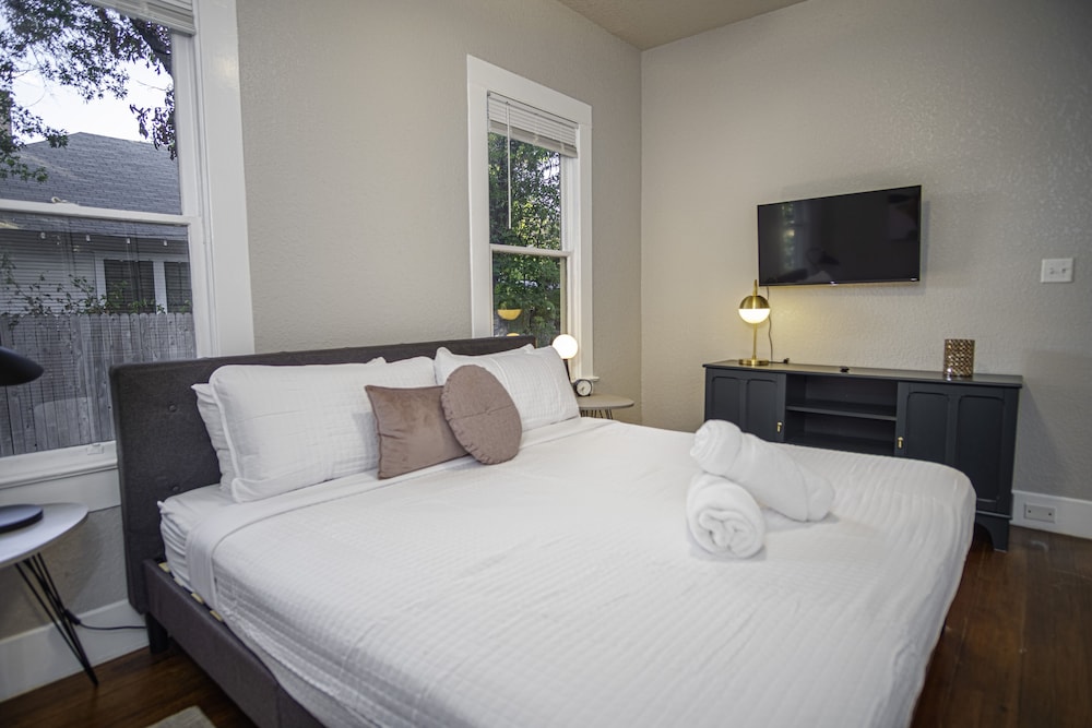 House (2 Bedrooms)