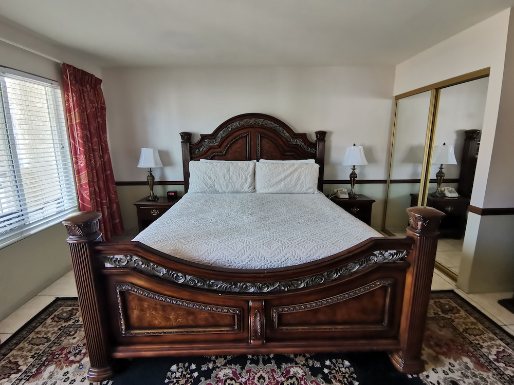 Premium Room, 1 King Bed, Balcony photo 1