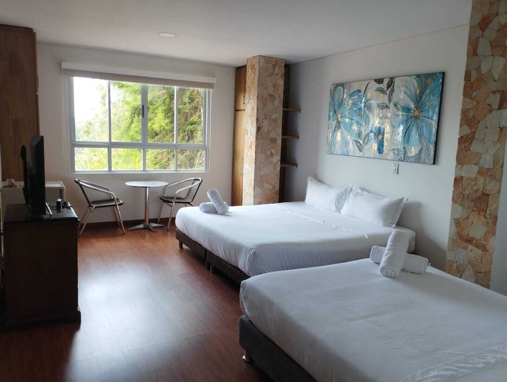 Deluxe Quadruple Room, Private Bathroom photo 2