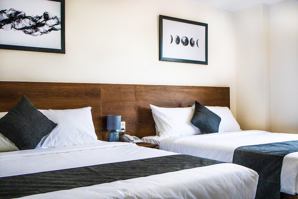 Budget 2 queen beds (low floor - window no view)