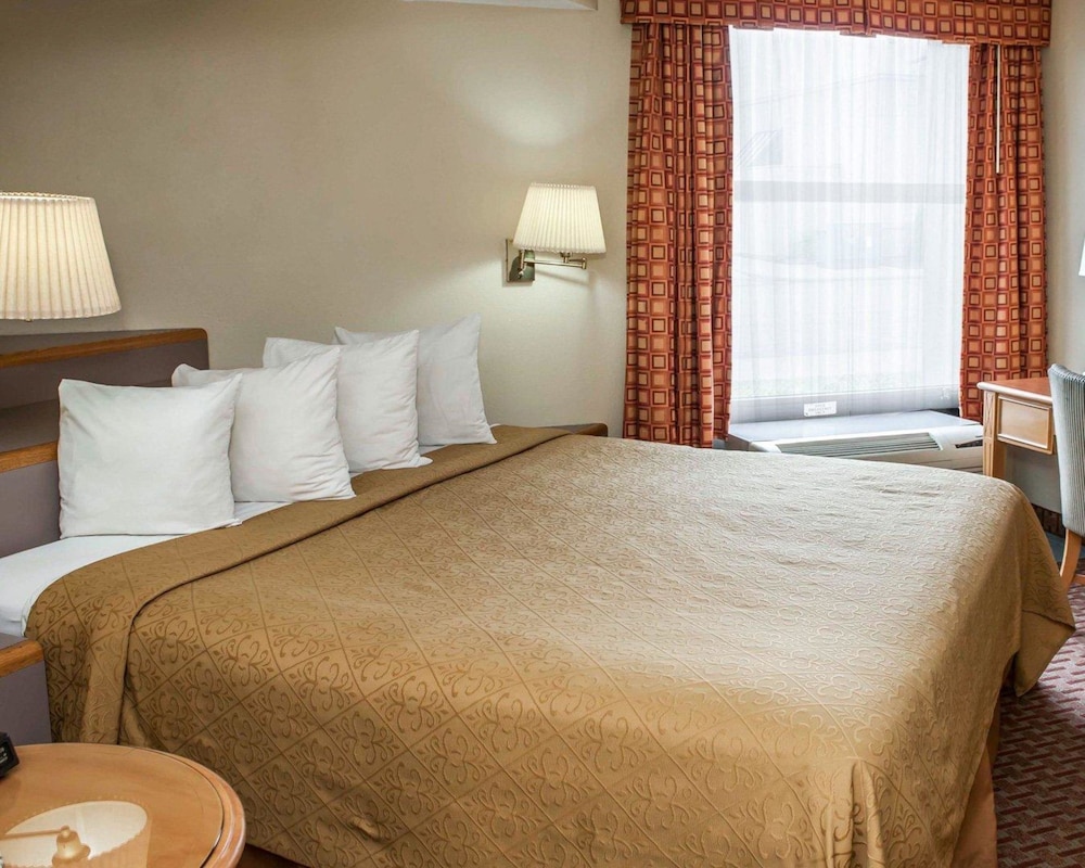 Suite, 1 Queen Bed, Jetted Tub