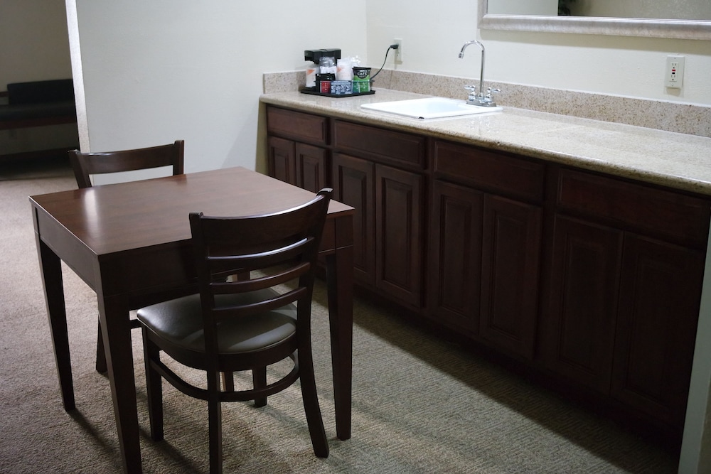 Suite, 1 King Bed, Non Smoking, Jetted Tub (Efficiency, Upgrade) - Photo 3