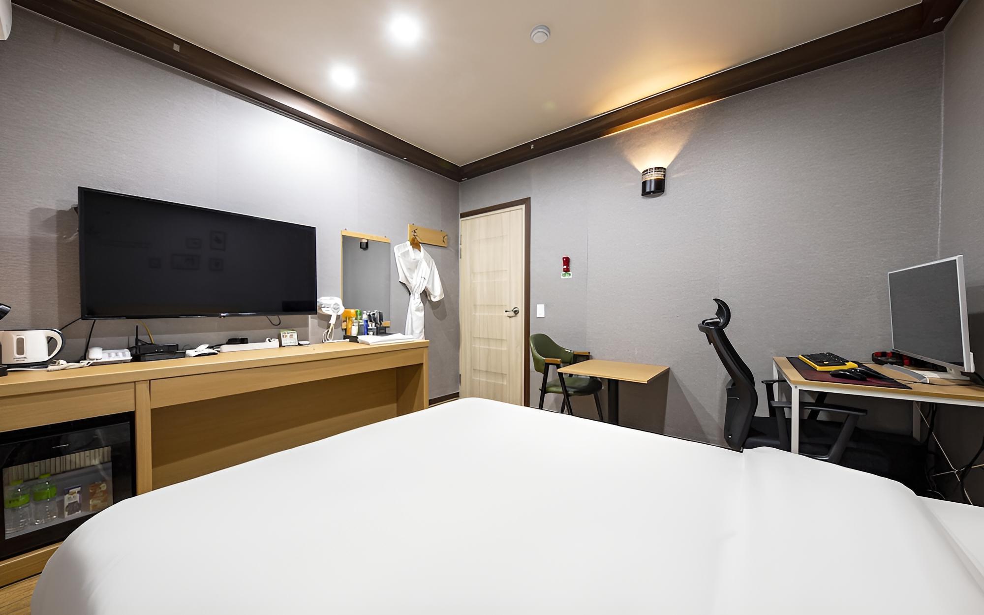 Room (Standard B (game 1PC Netflix availabl) - Photo 8