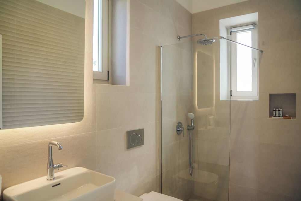 Sunshine Suite - with Hot Tub & Satellite Wi-Fi photo 3