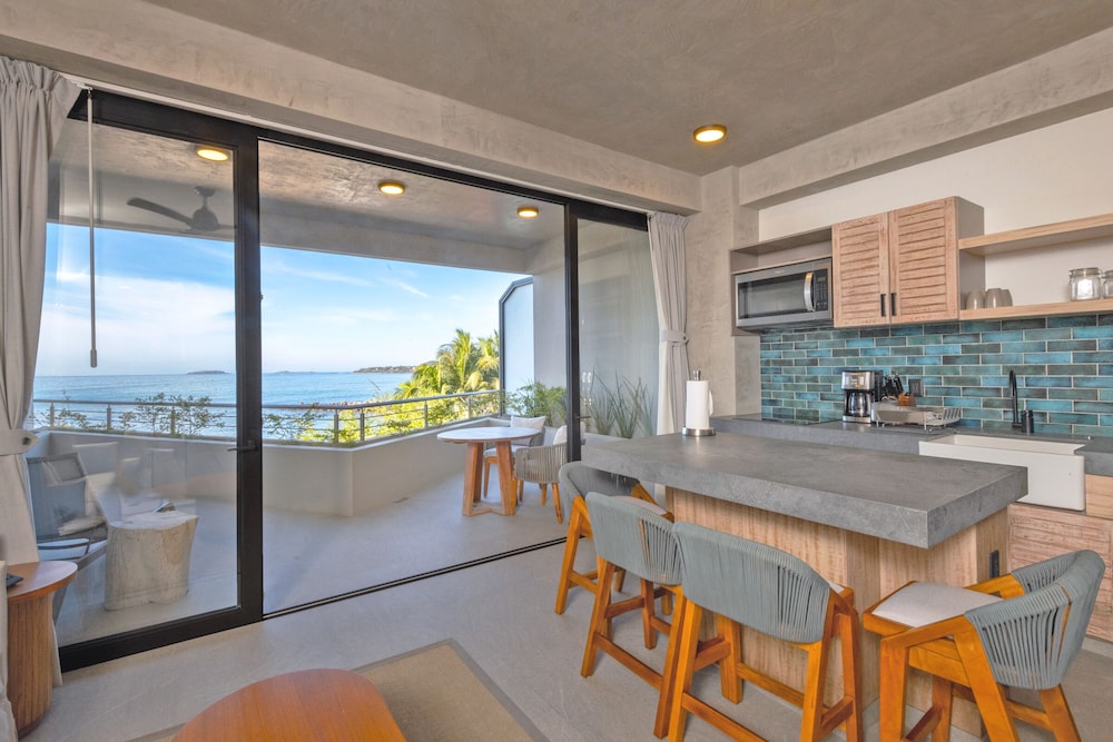 Comfort Condo, 1 Bedroom, Beach View 203 (Pet Friendly)