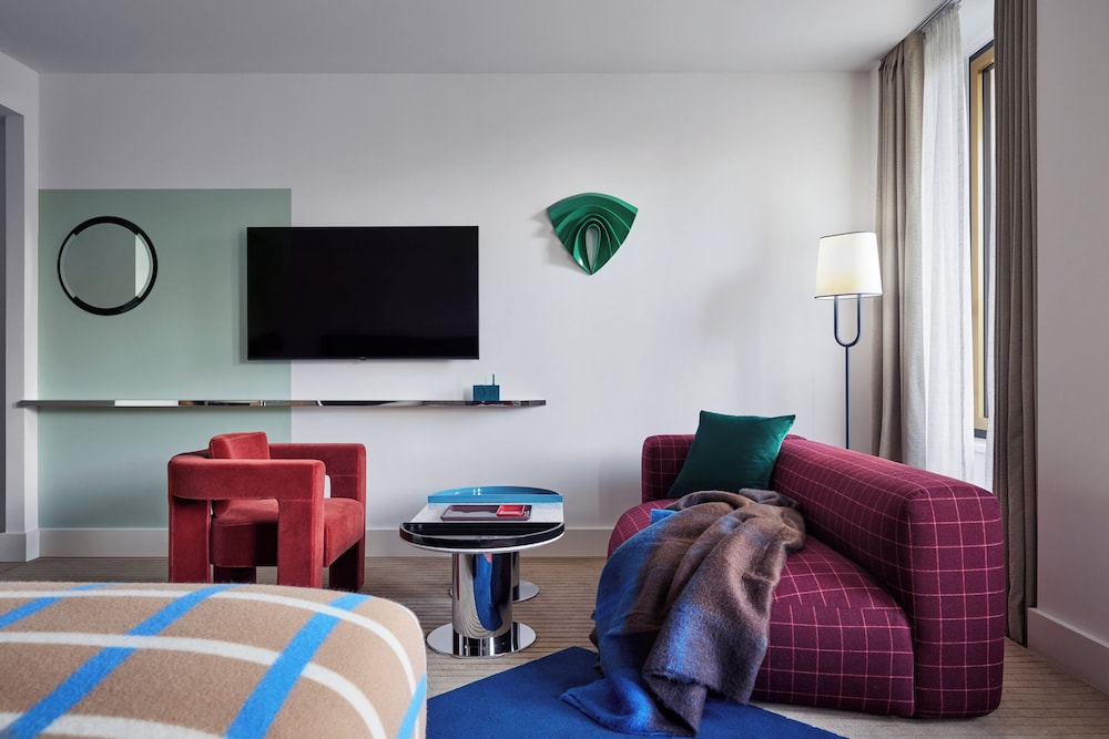 Premium Room, 1 King Bed (Living Area)