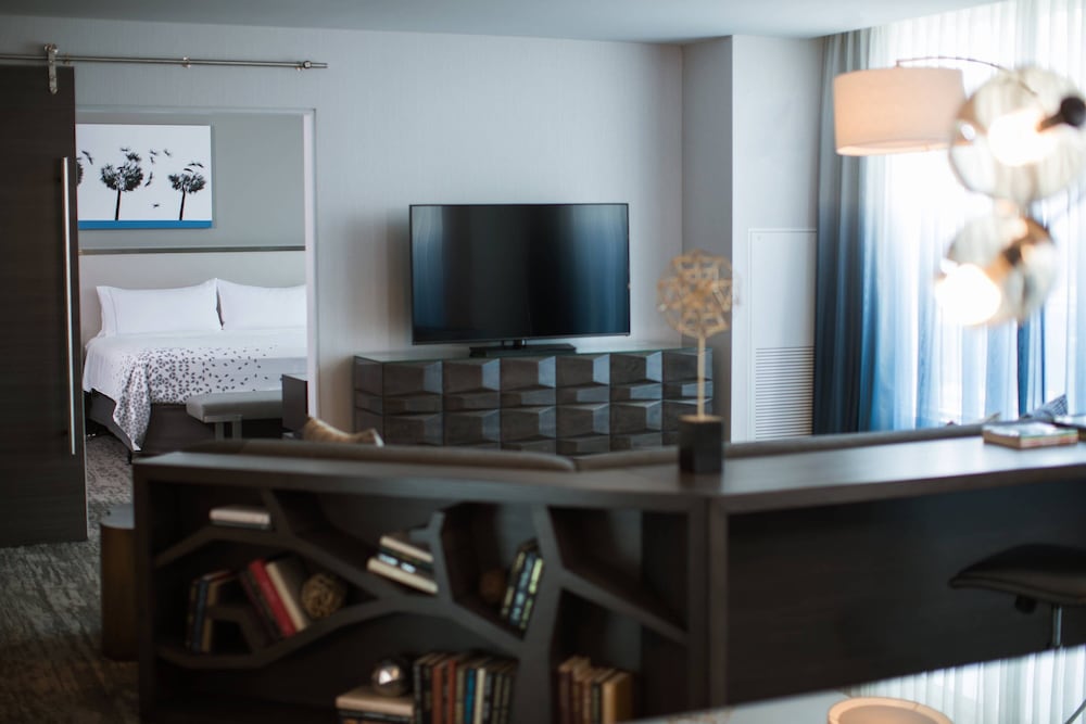 Suite, 1 Bedroom - Photo 1