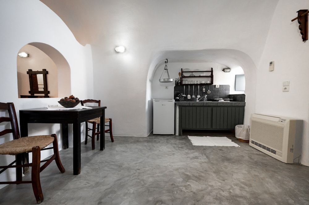 Traditional Studio - Photo 62