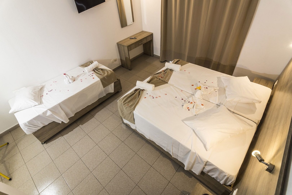 Deluxe Triple Room, Pool View