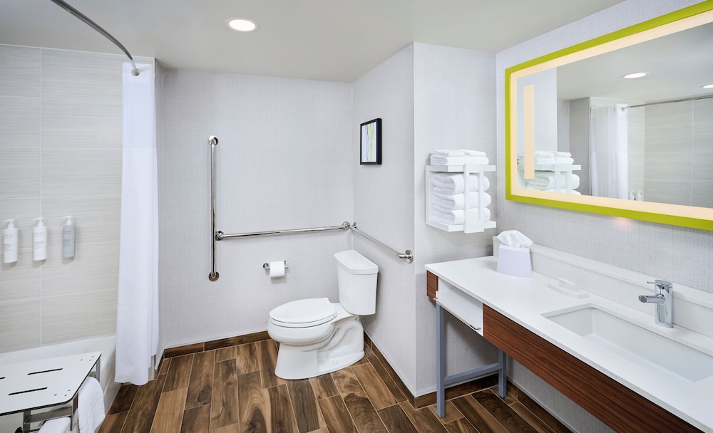 Room, 2 Queen Beds, Accessible, Bathtub - Photo 4