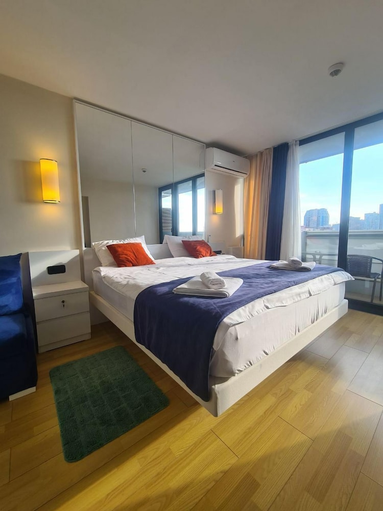 Family Room, Non Smoking, Partial Sea View