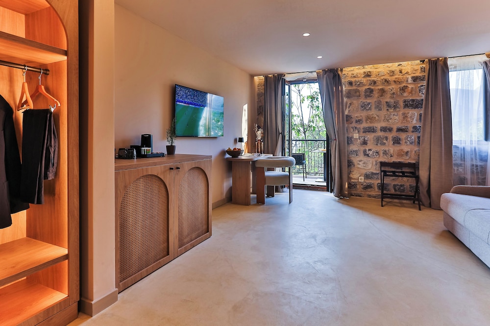 Junior Suite, Pool View photo 1