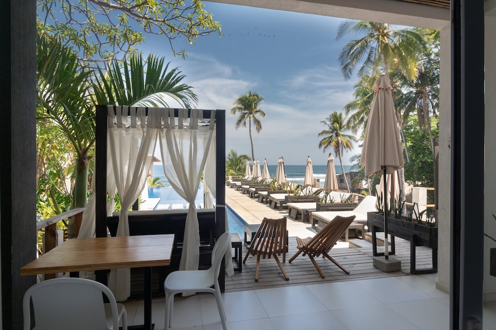 Premium Single Room, 1 King Bed, Balcony, Ocean View photo 3
