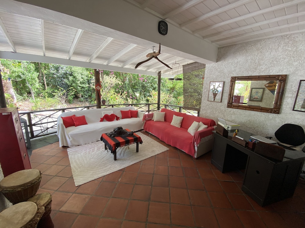 Comfort Apartment, 4 Bedrooms (The Hummingbird Apartment)
